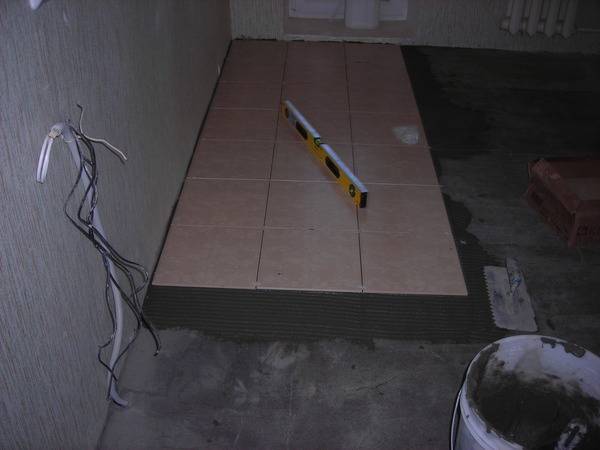 Cколько сохнет плитка на полу после укладки на клей. сколько сохнет плиточный клей? - все о строительстве