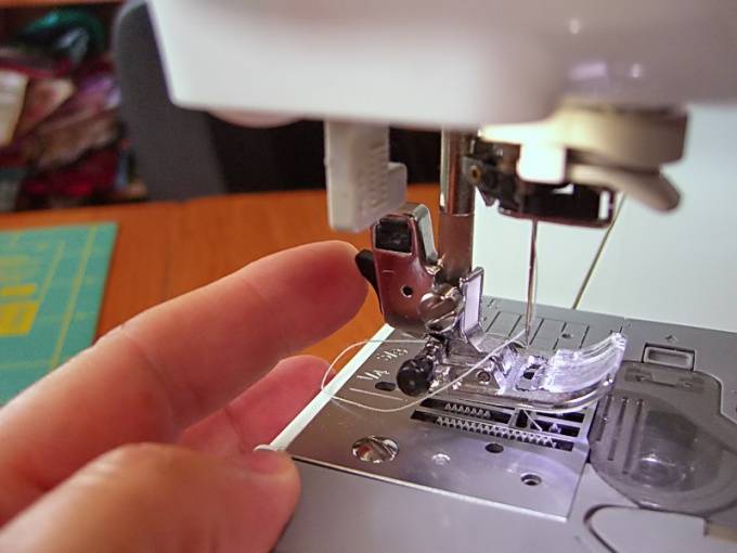 Петляет нижняя строчка швейной машины: причины и способы устранения неисправности