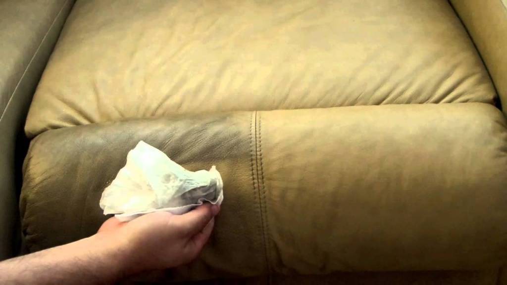 Как почистить диван в домашних условиях: эффективные способы