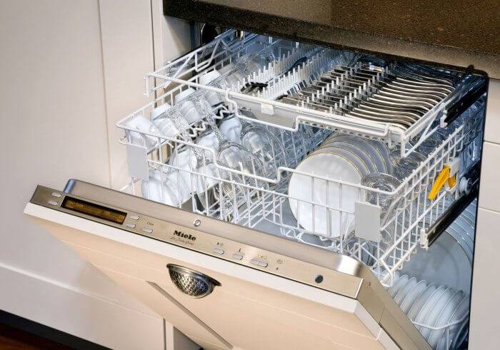 Гудит посудомоечная машина (шумит, загудела посудомойка) — не набирает воду, не работает, причины, почему, во время работы, при наборе воды, бош, беко, при сливе воды, канди, ханса, сименс