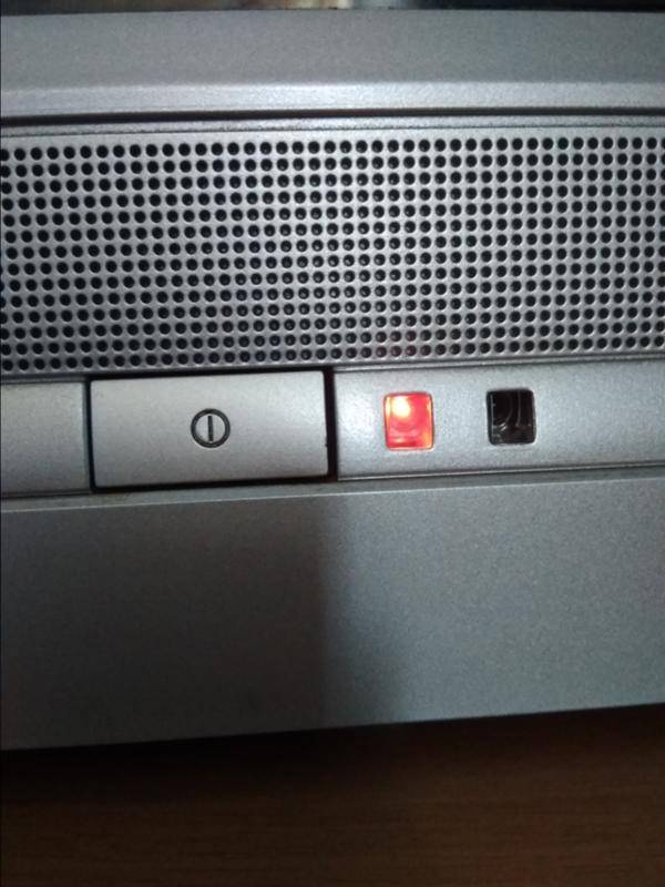 Не горит кнопка на телевизоре. Кнопка включения телевизора. Красный индикатор на телевизоре. Клавиша включения телевизора. Индикатор на телевизоре.