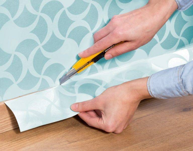 Обои под покраску: виды полотен и технология как клеить потолок
