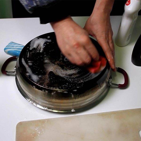 Как почистить сковороду от нагара — 8 лучших способов