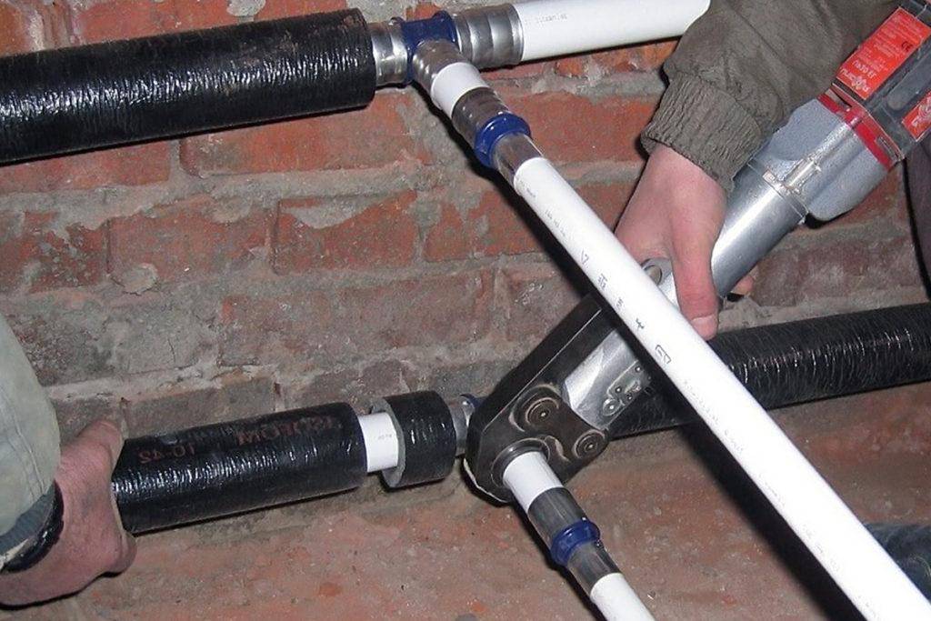 Инструкция по ремонту металлопластиковых труб в домашних условиях — разбираемся развернуто