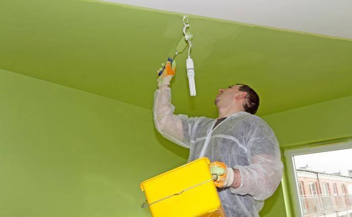 Что нужно знать о водоэмульсионной краске, как покрасить стены и поклеить обои?