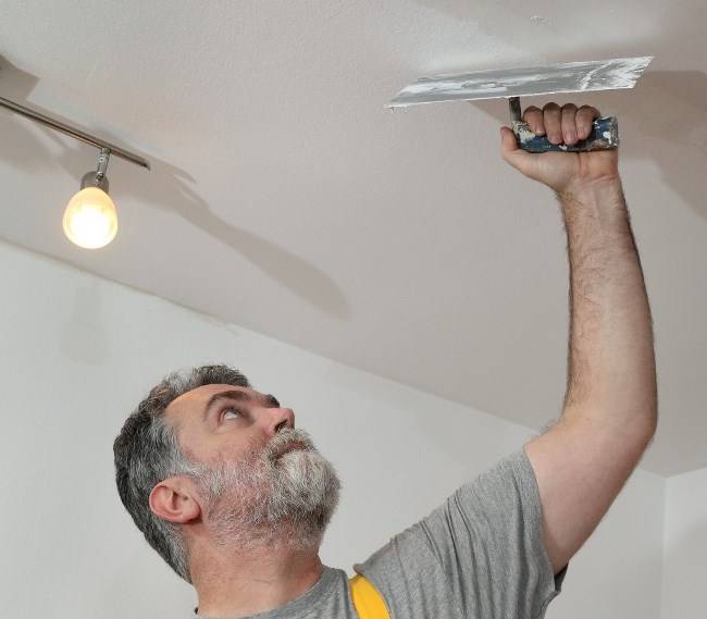 Как покрасить потолок – подготовка, инструменты и этапы