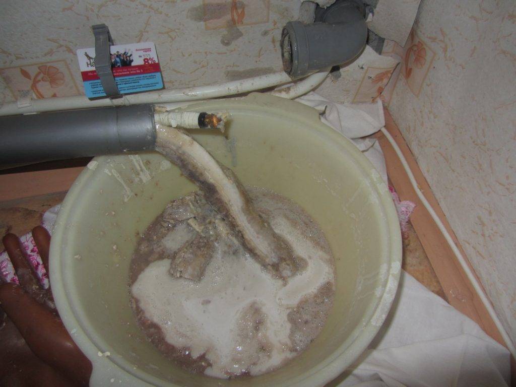 Засорилась раковина на кухне: что делать и как устранить засор в мойке