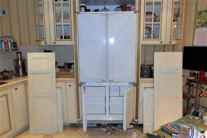 Как встраивают холодильник в кухонний шкаф и гарнитур, если он невстраиваемый
