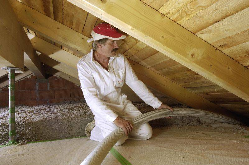 Чем утеплить потолок в бане: выбор материала, способ укладки