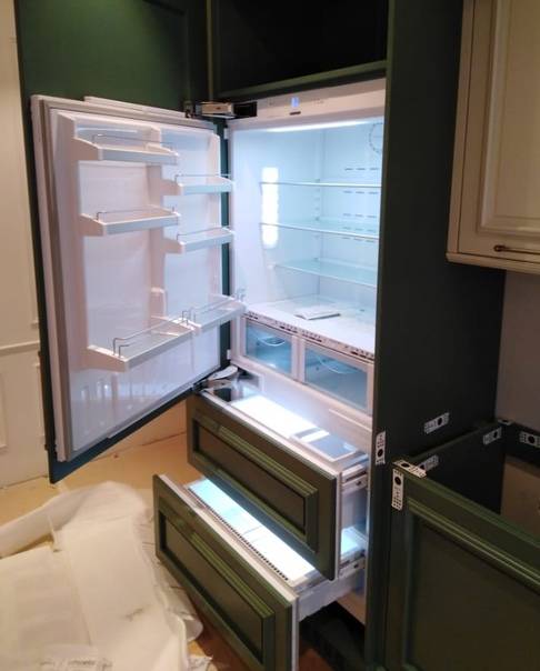 Как встроить обычный холодильник в шкаф своими руками: пошаговое руководство