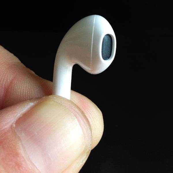 Почистить наушник. Чистка наушников Apple Earpods. Наушники в ушной сере. Чистка беспроводных наушников. Грязные наушники.