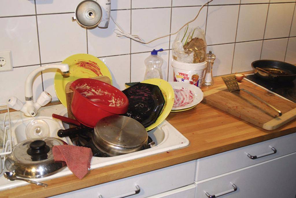Почему нельзя мыть посуду в гостях: секрет приметы