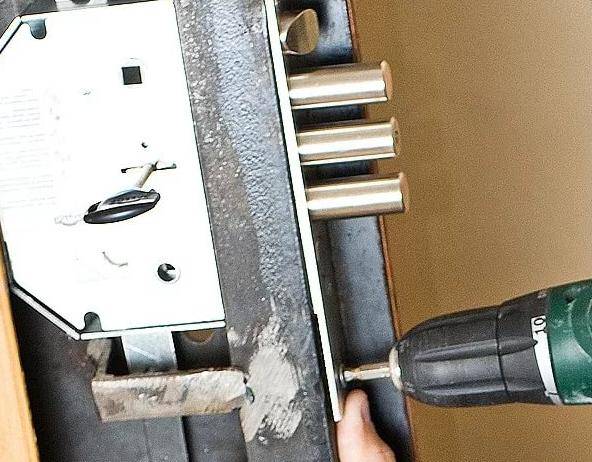 Установка входной металлической двери в квартиру своими руками