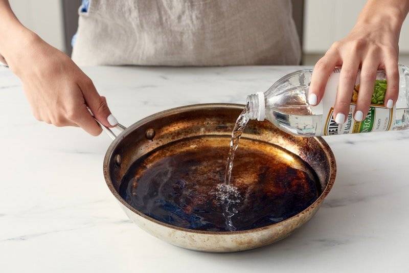 Как почистить сковороду снаружи и внутри – 12 лучших способов