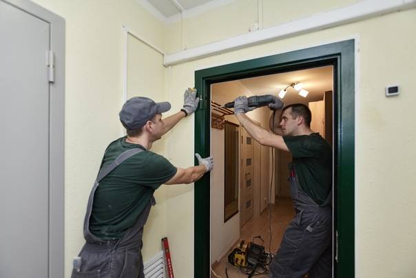 Как отреставрировать входную железную дверь — причины ремонта и материалы