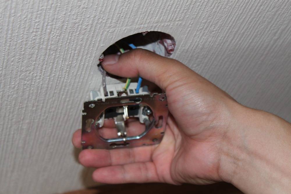 Как заменить розетку в квартире своими руками: как самостоятельно поставить ее вместо старой или монтировать двойной выключатель там, где в стене дома был одинарный?