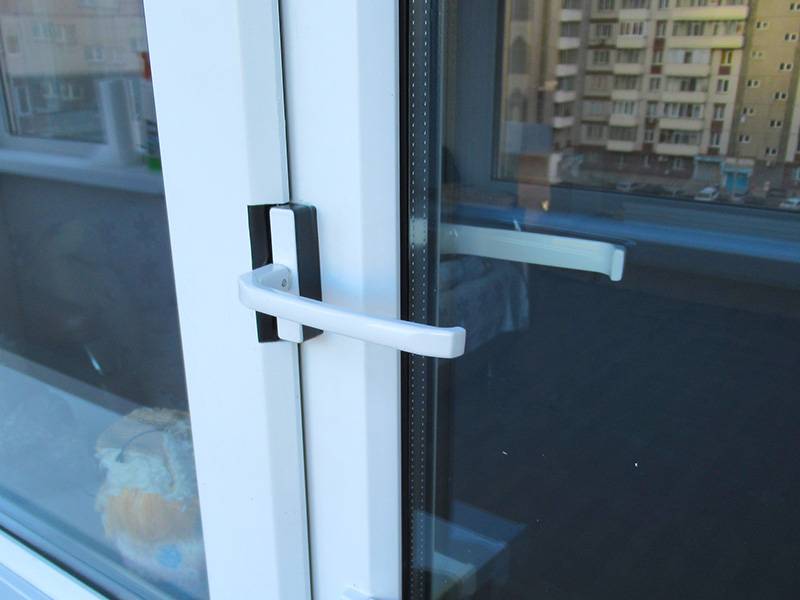 Балконная дверь плохо закрывается пластиковая с ручкой: видео как регулировать и починить