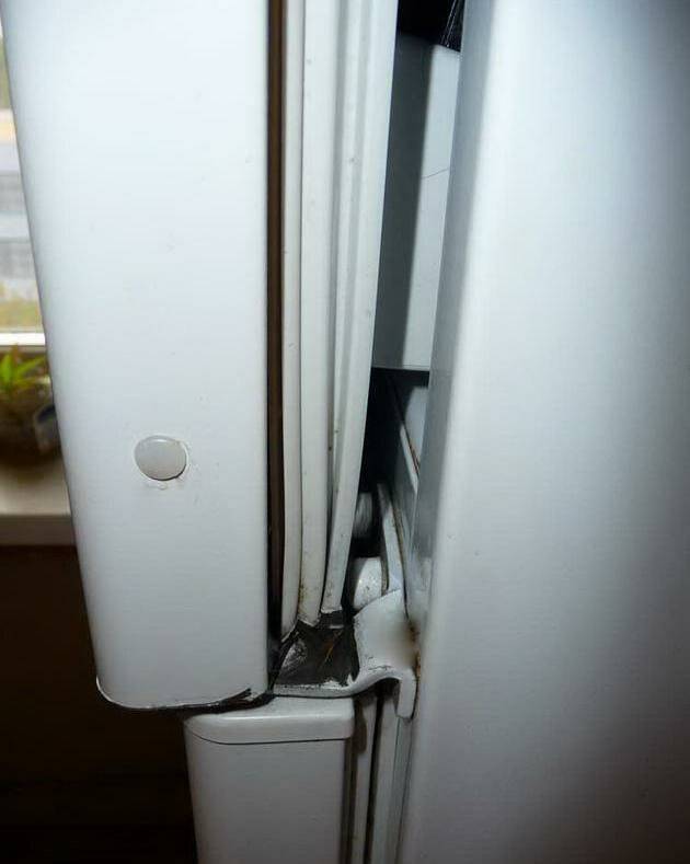 Неплотно закрывается дверь холодильника что делать: ремонт дверцы, отошла резинка, как отрегулировать, полезные советы, фото