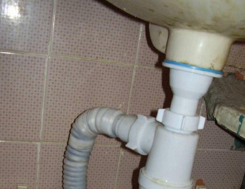 Как устранить запах из канализации в ванной и туалете