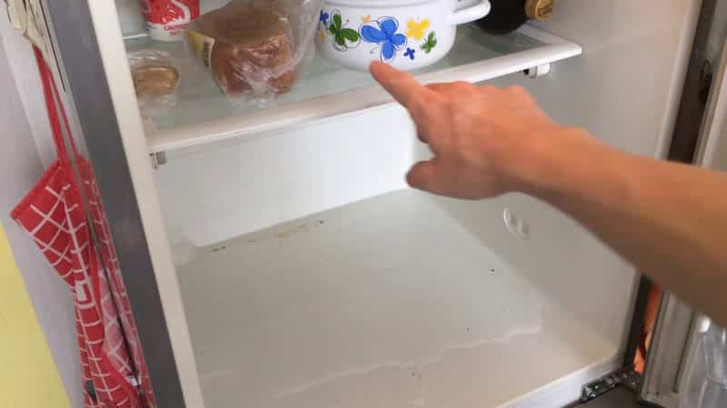 Почему наверху холодильника скапливается вода. почему течет холодильник системы no frost и что делать