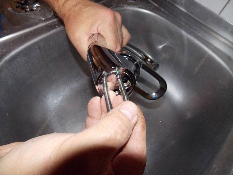 Как поменять смеситель на кухне своими руками в 3 шага