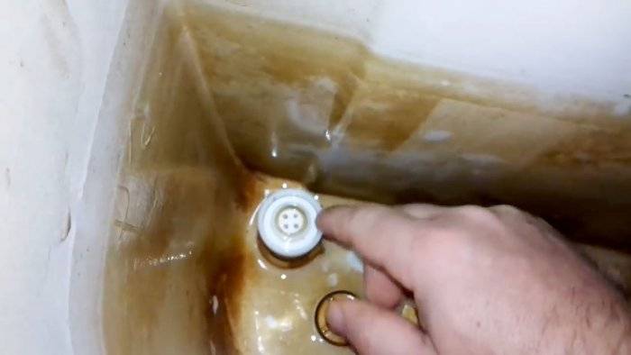 Течет унитаз после смыва: как устранить течь в унитазе, когда подтекает, как отремонтировать, если течет вода из-за кнопочного смыва, почему в унитазе постоянно бежит вода из бачка, почему протекает, что делать, как починить, чтобы не текла вода