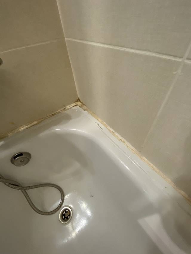 Как загерметизировать стык ванны со стеной