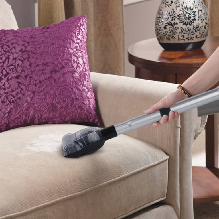 Средства для чистки мягкой мебели в домашних условиях, критерии выбора
