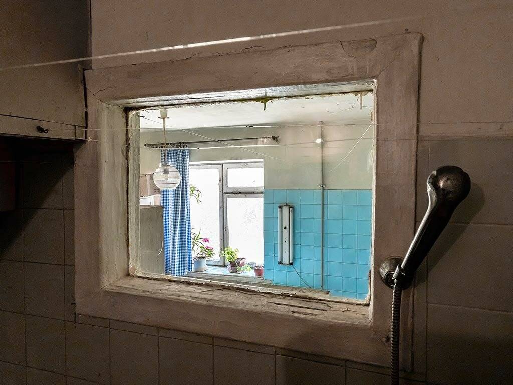 Зачем нужно окно между кухней и ванной и как его заделать?