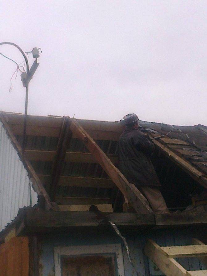 Как снять старый шифер с крыши: порядок работ