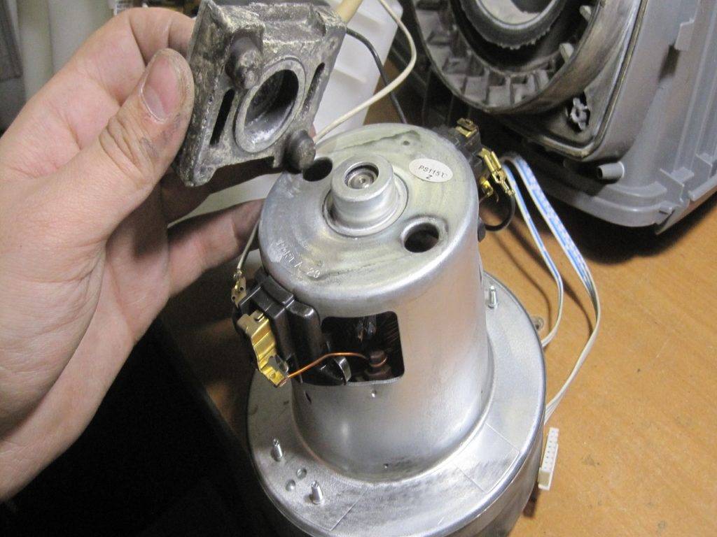 Почему сильно искрят щетки в электродвигателе пылесоса и что делать