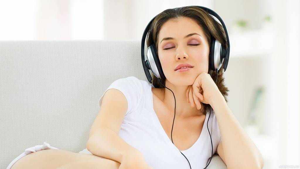 Вредно ли слушать музыку в наушниках: вакуумных, вставных, накладных, беспроводных