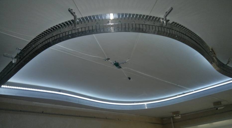 Натяжной потолок с подсветкой: технология установки