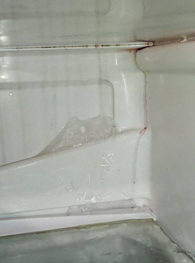 Почему в холодильнике скапливается вода под ящиками внизу | рембыттех