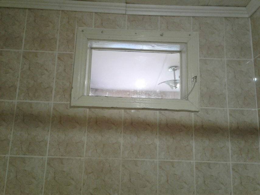 Варианты оформления окна между ванной и кухней