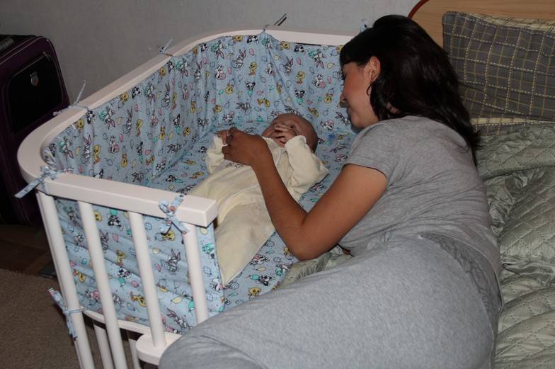 Удобная люлька-колыбелька новорожденным и кроватка малышам своими руками при небольшом бюджете