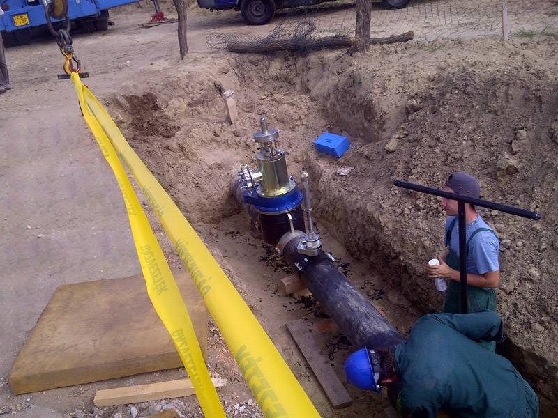 Как врезать отвод в трубу водопровода под давлением