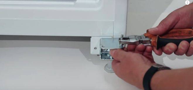 Как переставить дверь холодильника на другую сторону самому: пошаговая инструкция