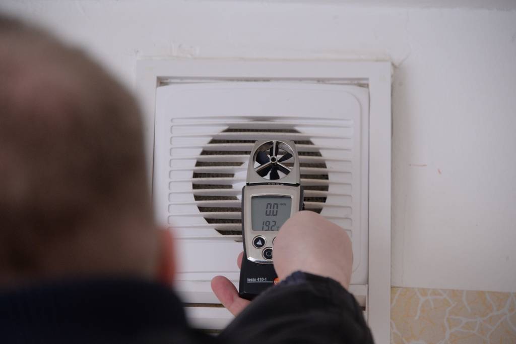 Как проверить вентиляцию в квартире — проверка работы каналов