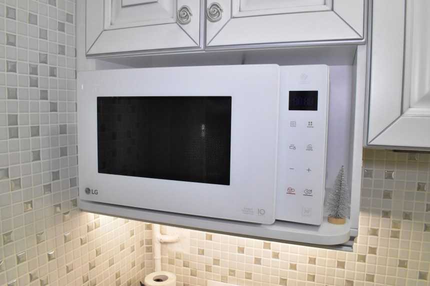Варианты размещения микроволновки на кухне: советы и правила установки