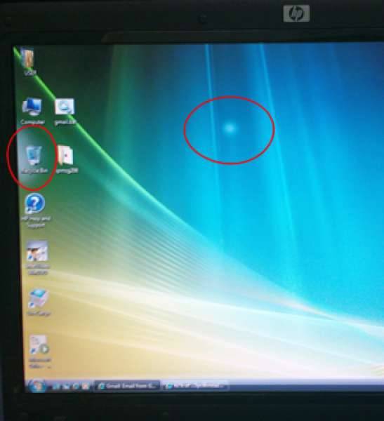 Круглая точка на экране. Белые точки н амониторн. Белые пятна на экране ноутбука. Белое пятно на дисплее монитора. Белые точки на мониторе ноутбука.
