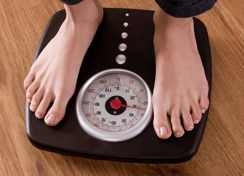 Почему электронные весы показывают разный вес на полу
