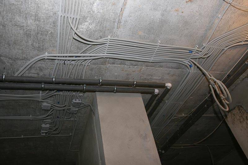 Прокладка электропроводки по потолку: пошаговое руководство