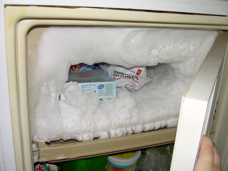 Как быстро разморозить морозильную камеру в холодильнике, можно ли разморозить феном