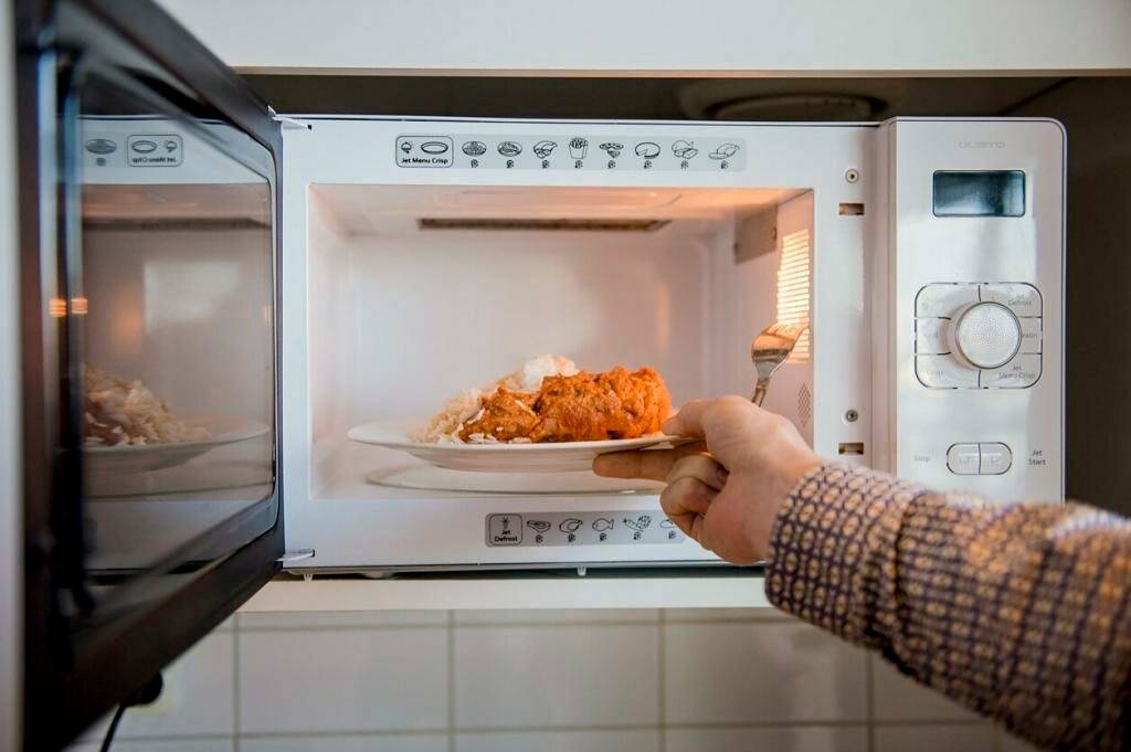 Микроволновая печь без поворотного стола: что такое, как выбрать