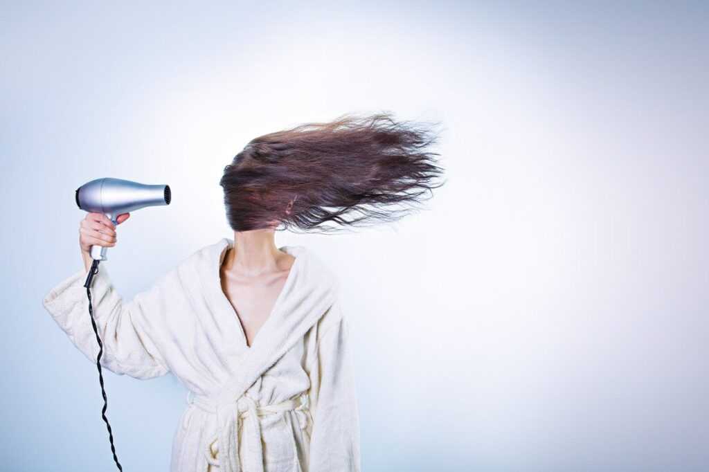 Как безопасно сушить волосы феном каждый день