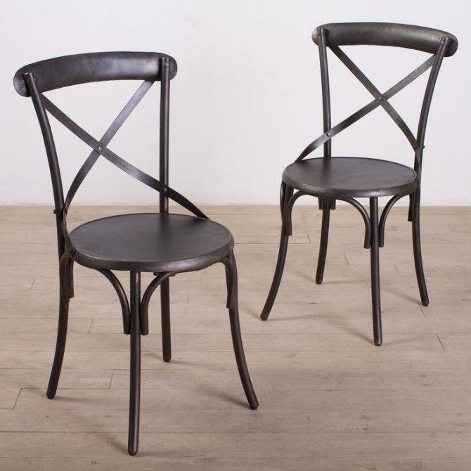Для металлических стульев сделала мягкие спинки. теперь стулья намного удобнее и выглядят красиво