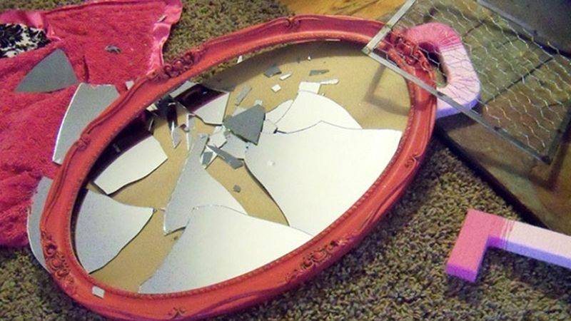 Разбилось зеркало: верить ли приметам и можно ли убрать негатив