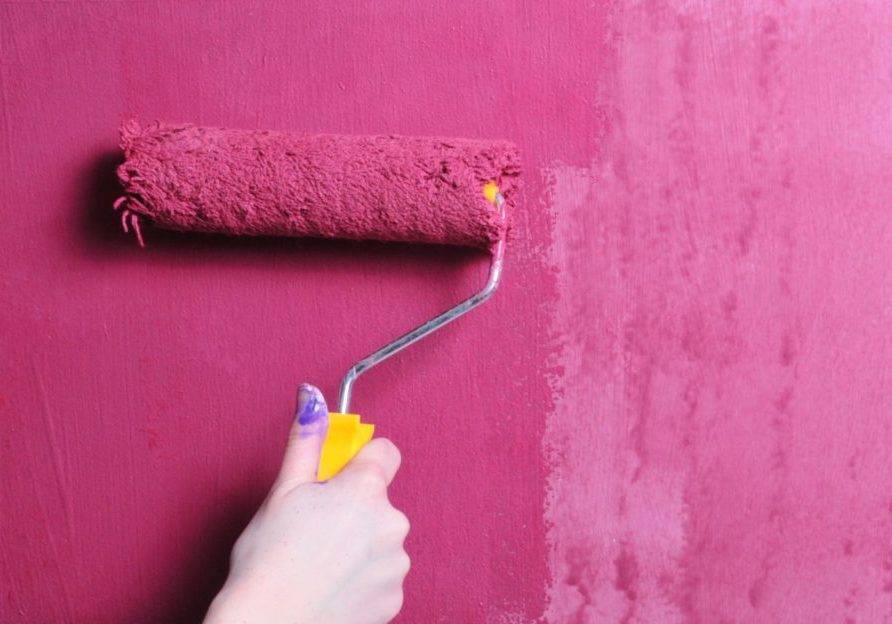 Как правильно красить валиком стены без следов и разводов — техника покраски водоэмульсионной и иными красками