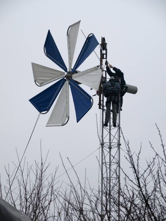 Ветрогенераторы с вертикальной осью вращения - российского производства, своими руками